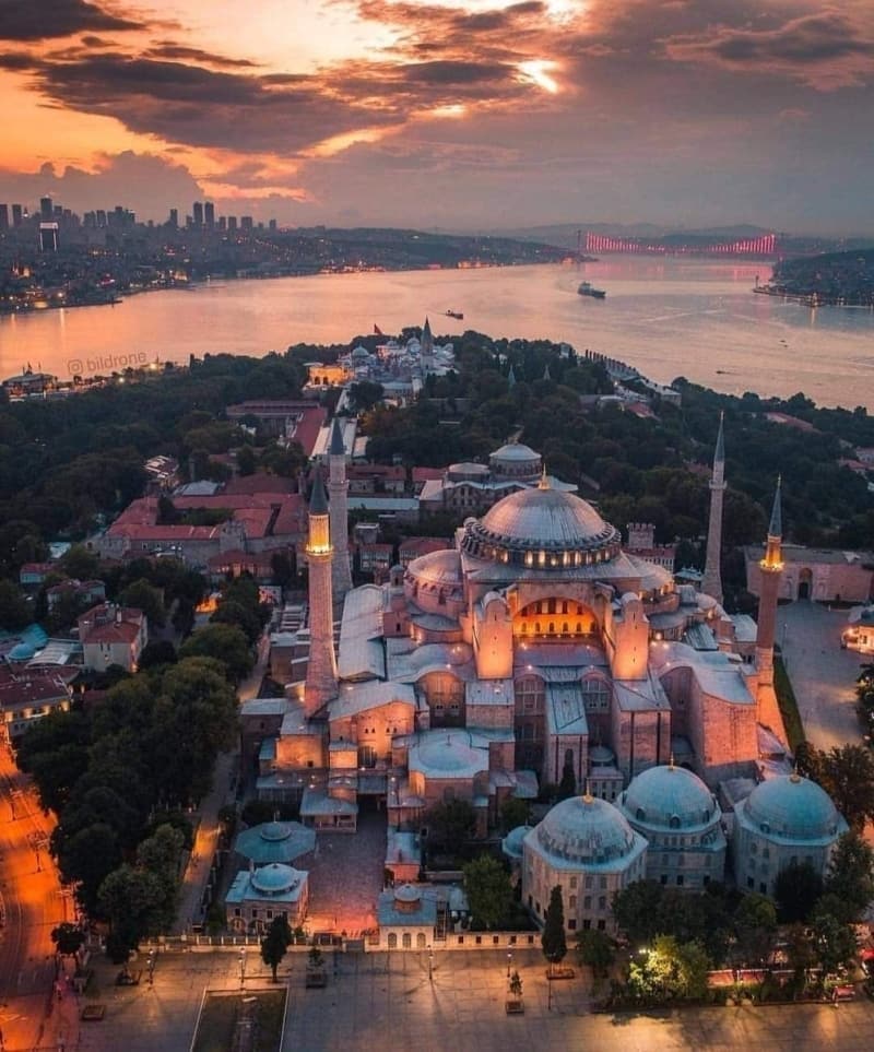 <p class='MsoNormal'>29 Mays 2020 tarihinde stanbul'un Fethinin 567. yl  dnmnde Fetih Suresi okundu. Bu gelimelerin ardndan Ayasofya'nn cami olma  sreci tekrar gndeme geldi.</p>