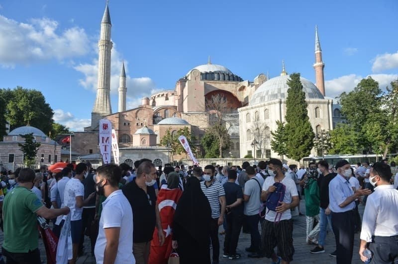 <p class='MsoNormal'>Fatih Belediyesi tarafndan salgn nlemleri kapsamnda  namaz klnacak alanlarda saf dzeni iaretlemesi, bu akam 20.00'de balayacak  ve sabah saatlerine kadar tamamlanacak.</p>