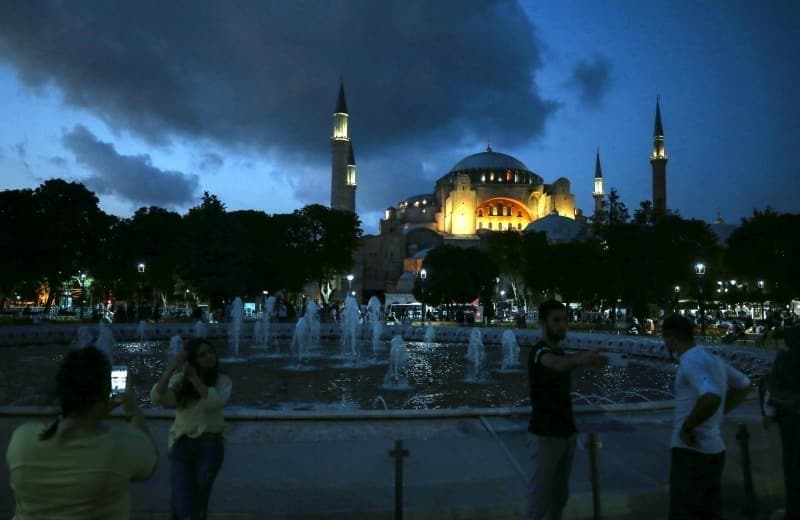 <p class='MsoNormal'>Erkekler iin Ayasofya Meydan, Sultanahmet Meydan ve  Yerebatan Caddesi; kadnlar iin Sultanahmet Trbesi yanndaki alan ile Mehmet  Akif Park tahsis edildi.</p>