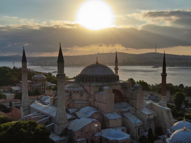 <p>Ayasofya Camisi'nde yarn sabah 10.00'da sala ve tekbirlerle balayacak programda, Kur'an- Kerim tilavetleri yaplacak. Trkiye'nin sekin hafzlar, ilk olarak birinci cz okuyacak, ardndan Kehf Suresi, Meryem Suresi, Yasin Suresi, Fetih Suresi ile ksa surelerden olan hlas, Felak ve Nas Surelerini tilavet edecek.</p>