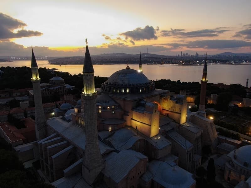 <p class='MsoNormal'>Yine efsaneye gre, Tufan’dan beri Hz. Nuh’un gemisi, Cudi  Da zerinde durmaktaym. stanbul’un kurucusu Kral Vezendon’un zamannda  kz Ayasofya, ilk bina yaplrken Hz. Hzr’n iaretiyle Nuh Peygamber’in  gemisinin tahtalarn getirtip Ayasofya’nn kutlu orta kapsn bu tahtalarla  yaptrm. Evliya elebi’ye gre kapnn zerinde hl gemi ivilerinin yerleri  dururmu.</p>