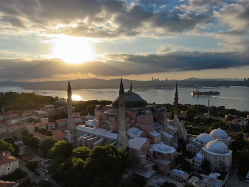 <p class='MsoNormal'>Namaz klnacak alanlara Beyazt Meydan, Sirkeci ve  atladkap'dan oluan 3 ana istikametten gelinecek. Namaz alanlarna giriler,  11 ayr kontrol noktasnda polislerce arama yapldktan sonra salanacak. Arama  noktalarnda geiin hzl ve kolay yaplabilmesi iin vatandalardan el ve  srt antas getirmemeleri istendi.</p>