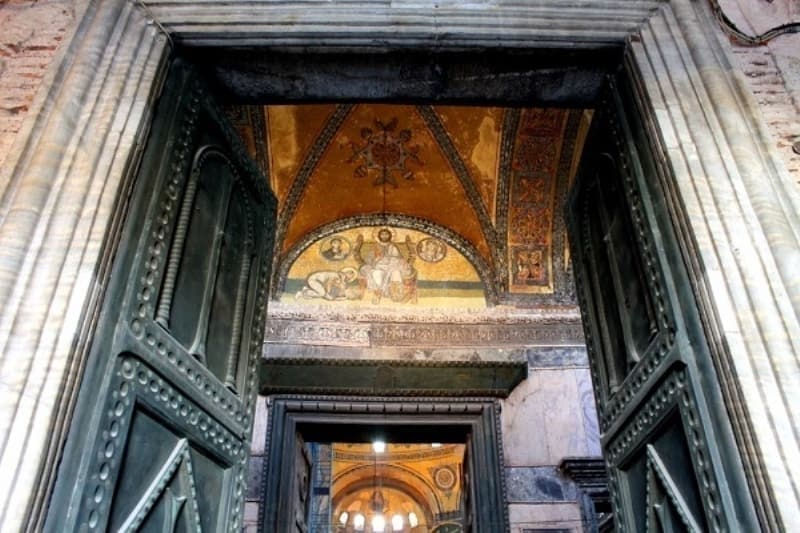 <p class='MsoNormal'><b>NUH’UN GEMS’NN  PARALARINDAN YAPILAN KAPI</b><br></p>