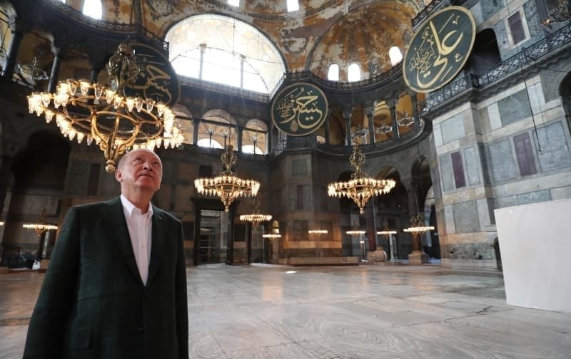 <p class='MsoNormal'>Bunun zerine 2729 numaral Cumhurbakanl Karar ile  Ayasofya, Diyanet leri Bakanl'na devredilerek tekrar cami statsne  dnm oldu.</p>