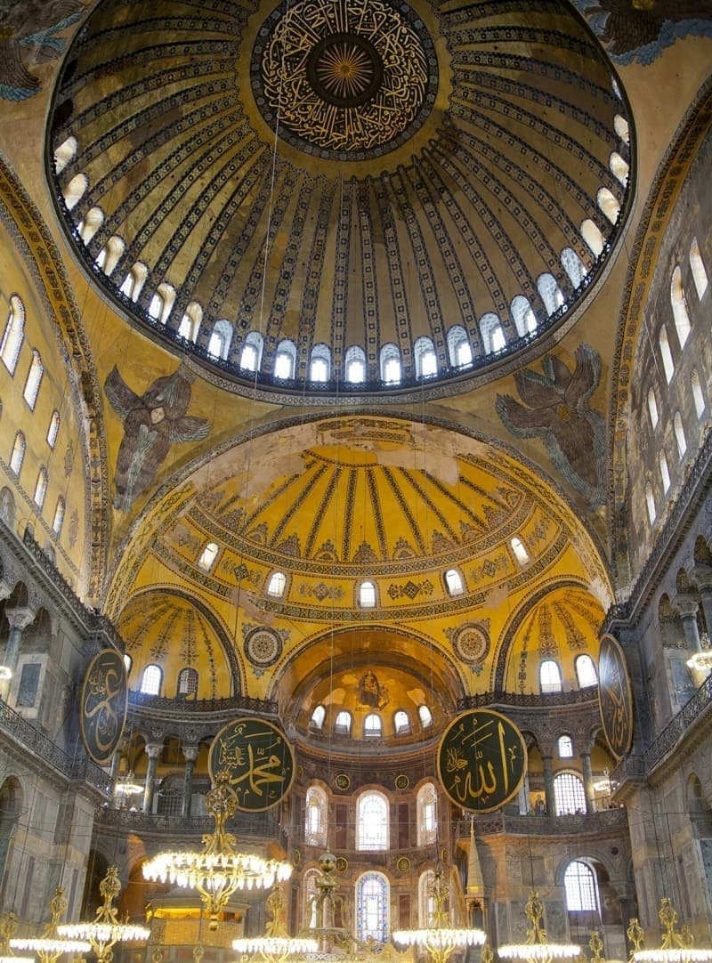 <p class='MsoNormal'>Srekli Vakflar Tarihi Eserlere ve evreye Hizmet  Dernei'nin ‘Ayasofya'nn camiden mzeye dntrlmesine ynelik Bakanlar  Kurulu kararnn iptali’ istemiyle Dantay'da dava amas zerine 2 Temmuz  2020 tarihinde duruma gerekletirildi. 10 Temmuz 2020 tarihinde Dantay 10.  Dairesi, Ayasofya'nn camiden mzeye dntrlmesine dair 24 Kasm 1934  tarihli Bakanlar Kurulu kararn ‘Ayasofya'nn vakf senedindeki cami vasf  dnda kullanmnn ve baka bir amaca zglenmesinin hukuken mmkn  olmadn’ belirterek iptal etti.</p>