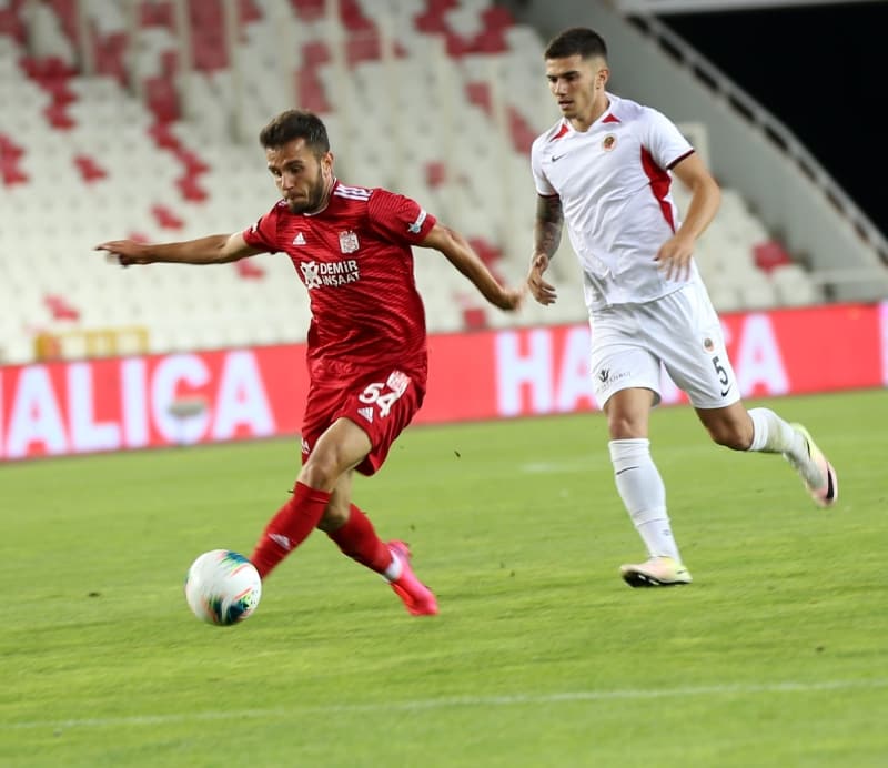 <p>Hürriyet'te çıkan yazıda Mert Hakan Yandaş'ın transferinin perde arkası Sivasspor Başkanı Mecnun Otyakmaz tarafından açıklandı. </p>