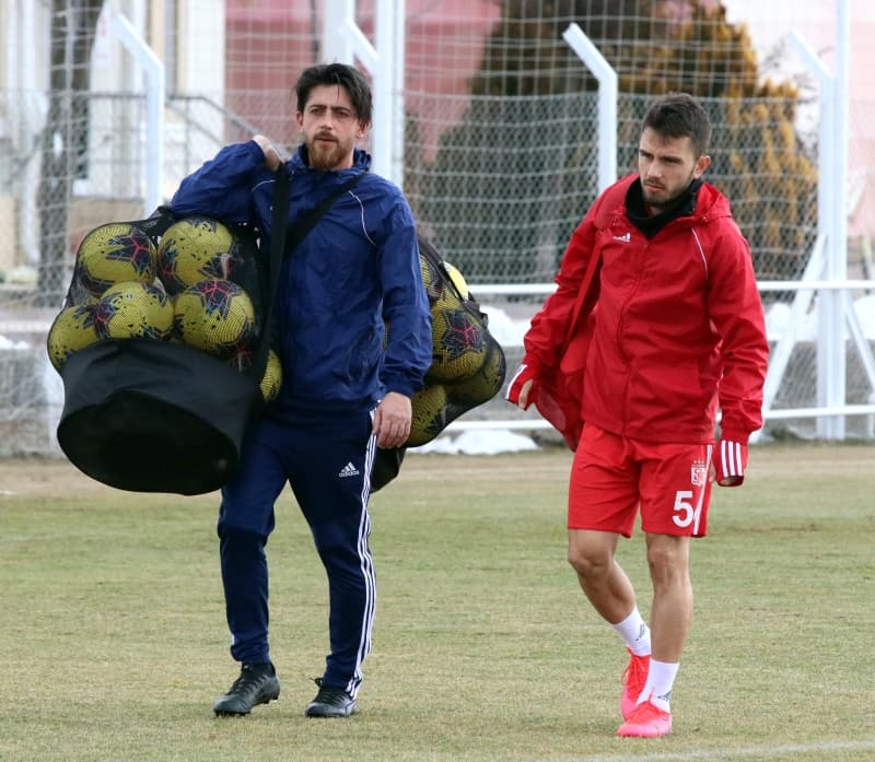 <p>Sezonun en başarılı takımlarından biri Sivasspor. Ve bu başarıdaki pay sahibi oyuncuları da transferin gözdeleri.</p>