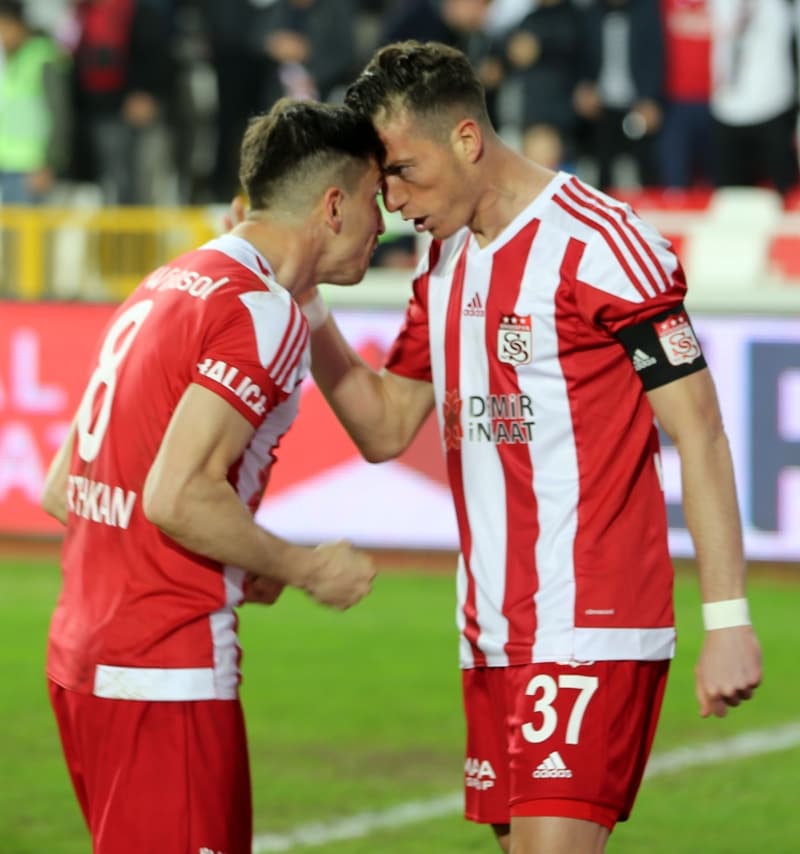 <p>Mehmet Arslan: Sayın Başkan, size bir oyuncunuzun transferini gerçekleştirmek için eski tarihli bir sözleşme yapalım teklifi yapıldı mı?</p>