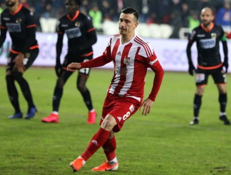 <p>Eski tarihli bir sözleşme bile yapalım demişler? Bu soruya en doğru yanıtı verecek isim Sivasspor Başkanı Mecnun Otyakmaz’dı. Kendisini aradım:</p>
