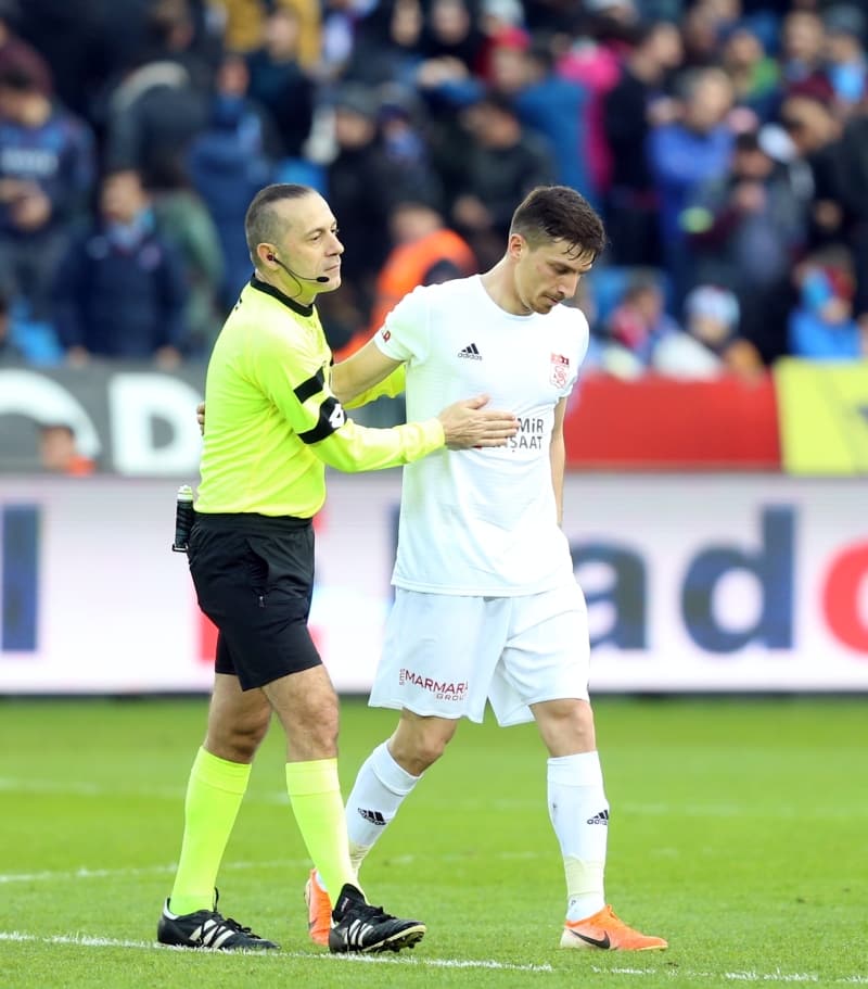 <p>MECNUN OTYAKMAZ: </p><p>Bana yapılmadı, evet.</p>