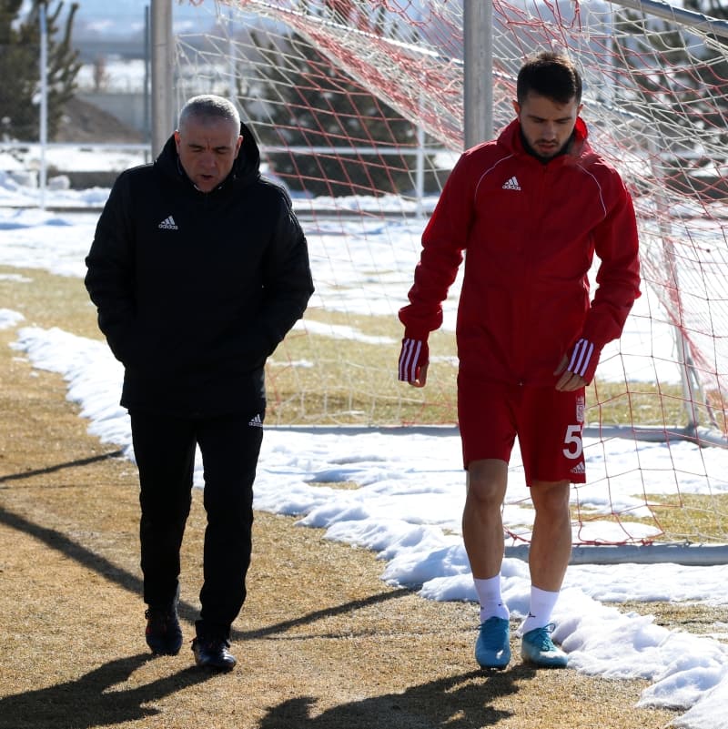 <p>MECNUN OTYAKMAZ: </p><p>Gelir bizimle temasa geçer, olur biter. Ama ne yazık ki bunu yapmayanlar var. Benden isim istemeyin. Ben iki kulüp arasındaki tartışmanın bir parçası değilim.</p>