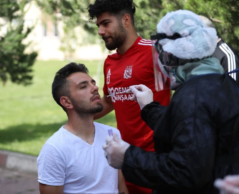 <p>MECNUN OTYAKMAZ: </p><p>Olabilir ki size kadar gelmiş. Hep konuşuluyor. Bakın bir şey söyleyeyim. Nezaket çok önemli. Bir kulüp bir oyuncuyu ister.</p>