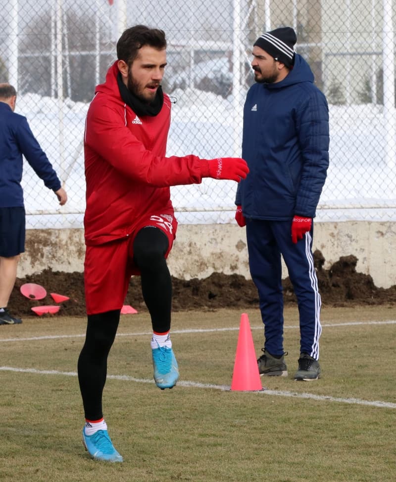 <p>MECNUN OTYAKMAZ: </p><p>Ama kulüpten habersiz oyuncularla temasa geçmek en hafif deyimle nezaketsizlik. Bu sezon şampiyon olma şansımız vardı bizim.</p>