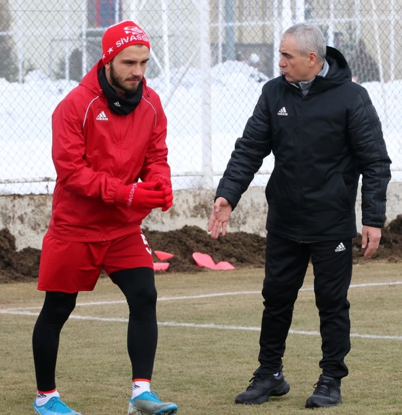 <p>MECNUN OTYAKMAZ: </p><p>Ama ne yazık ki, ocak ayından bu yana oyuncularımızın tüm kimyası değişti.</p>