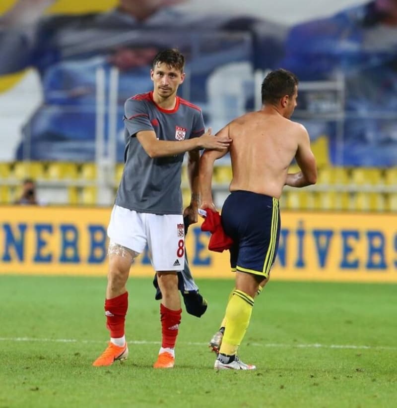 <p>MEHMET ARSLAN: </p><p>Niye olmadı?</p><p><br></p><p>MECNUN OTYAKMAZ: </p><p>Mert Hakan uzatma teklifimizi zamana yaydığı için Ali Koç’un teklifi gerçekleşmedi.</p>