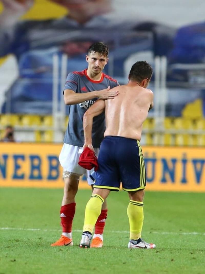 <p>MECNUN OTYAKMAZ: </p><p>Böylelikle oyuncunuzun kafası da karışmasın, siz de şampiyonluk yarışında bu oyuncunun kafa karışıklığından dolayı etkilenmeyin” dediler.</p>