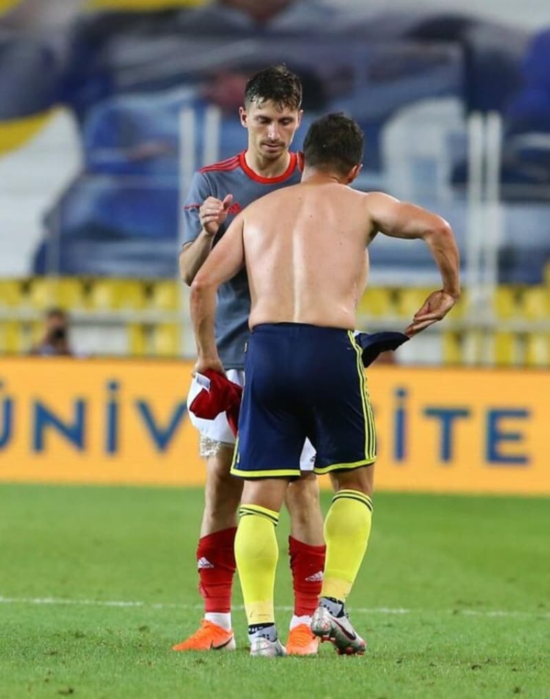 <p>MECNUN OTYAKMAZ: </p><p>Evet oldu. Yanılmıyorsam Aralık ayıydı. “Mert Hakan Yandaş’a talibiz. İsterseniz sözleşme imzalayalım ve bu sezonu siz de kiralık oynasın.</p>