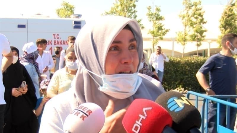 <p>Dün gece Bursa'dan Ayasofya Camii'nde kılınacak ilk namaz için geldiğini söyleyen bir kadın, ring seferi dolduğu için beklemeye alınınca göz yaşlarını tutamadı.</p>