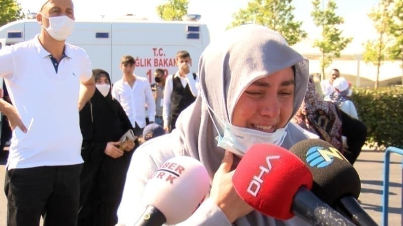 <p>Uzaktan da olsa görsem yeter' diyen ve göz yaşları içinde görevlilere seslenen kadın, 'Yalvarıyorum Allah aşkına. Akşam uyku uyumadım. 4'ten beri geleceğiz diye sevincimizden duramadık. Cumhurbaşkanımıza, açılışı görelim diye ne olur. Ne olur Allah aşkına. Dışardan da bakalım yeter ki görelim. Bursa'dan geliyorum. Ne olur geçelim. Gece uykusu uyumadık sevincimizden ağlamaktan' ifadelerini kullandı.</p>