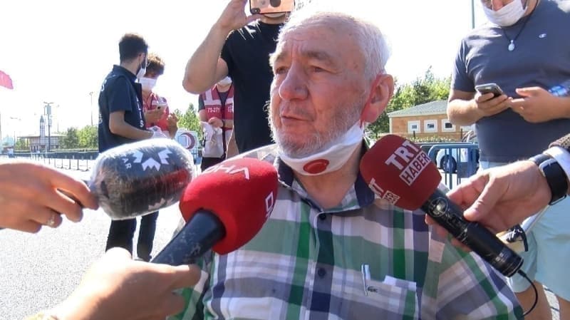 <p>Ayasofya Camii'nde kılınacak ilk namaz için dün gece Samsun'dan geldiğini söyleyen 82 yaşındaki Mustafa Güdül, 'Valla heyecanlıyım. Ben gençliğimde zincirler kırılsın Ayasofya açılsın diye mitingler düzenleyen insanlardan biriyim. Bu heyecanı yaşıyorum şimdi. İnşallah Cuma namazını burada kılacağız. Çok heyecanlıyım gerçekten. Allah bugün nasip etti. Bugün zincirler kırıldı' şeklinde konuştu. </p>