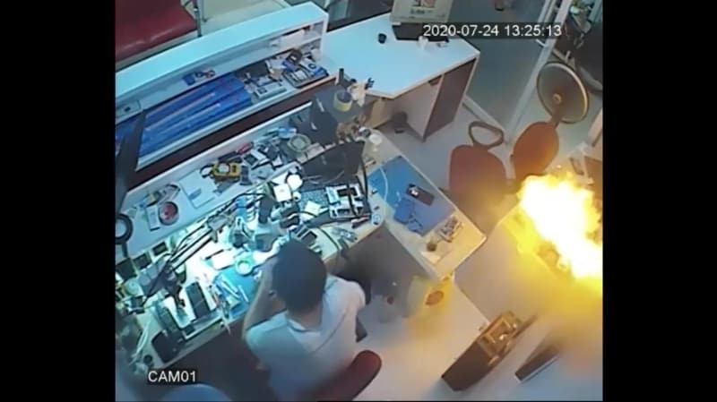 <p>Olay, saat 13.30 sıralarında Hasan Efendi Mahallesi'ndeki Emnalar Pasajı'ndaki elektronik eşya tamiri yapılan dükkanda meydana geldi.</p>