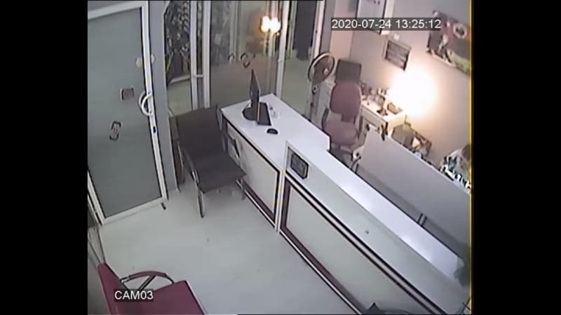 <p>ürer, 'Önümdeki diğer telefonları tamir ederken bir anda patlama sesi duydum. Patlamalar genelde bataryadan kaynaklanıyor. Özellikle de şişmiş bataryalardan ve sıcaktan kaynaklı oluyor' dedi.</p>