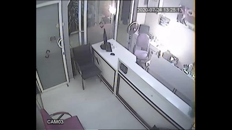 <p>Baktığımda telefonun patladığını ve yandığını gördüm. Söndürmek için uğraştım ve söndürdüm. </p>