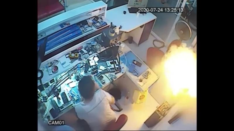 <p>Ömer Çağlar Sürer'in dükkanına tamir edilmesi için cep telefonu bırakıldı. Sürer'in arkasındaki masaya koyduğu cep telefonu bir anda patlayıp, alev aldı. </p>
