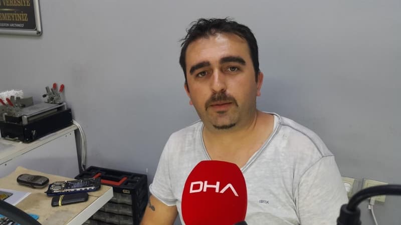<p>Önümdeki diğer telefonları tamir ederken bir anda patla sesi duydum ve irkildim. </p>
