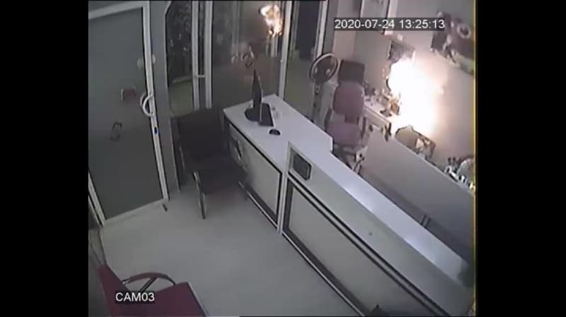 <p>Telefon komple yandı. Daha sonra müşterimizi çağırdık durumu anlattık. Patlamalar genelde bataryadan kaynaklanıyor. Özellikle de şişmiş bataryalardan ve sıcaktan kaynaklı oluyor' diye konuştu.<br></p>