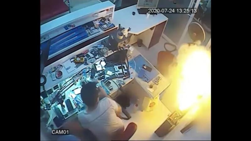 <p>Alevleri kendi imkanlarıyla söndüren Sürer, daha sonra dükkandan çıktı. İş yerinin güvenlik kamerası görüntülerine yansıyan olayda Ömer Çağlar Sürer'in büyük panik yaşadığı görüldü.<br></p>