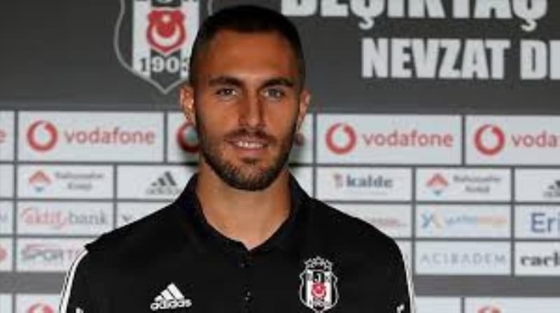 <p>Luyindama’nn ayrlma ihtimaline karn Kaan Ayhan’ transfer etmeye alan Sar-Krmzllar, Marcao’yu da satarak, bonservis bedeli demeden Ruiz’i renklerine balamay ve bylece hem kra gemeyi hem de dier takviyeler iin bte yaratmay hedefliyor.</p><p><br></p><p>Fanatik</p>