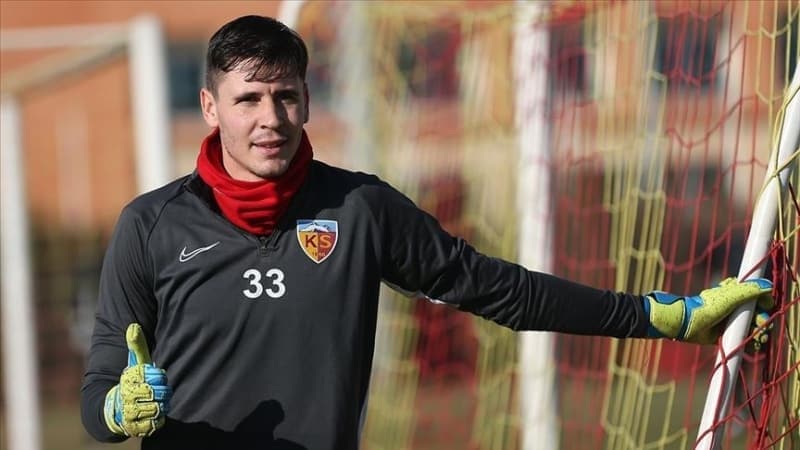 <p><p></p></p><p><b>MUSLERA DNENE KADAR...</b></p><p><br></p><p>Kayserispor’un 31 yandaki kalecisi Lung da Muslera’nn yokluunda transferi dnlen isimlerden.</p>