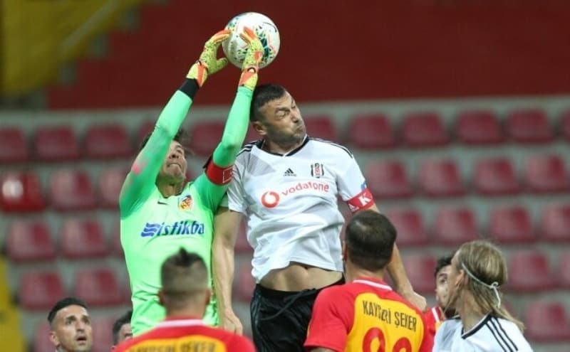 <p>Eer bu transfer gerekleirse yerli kaleci arayndan vazgeilecek.</p>