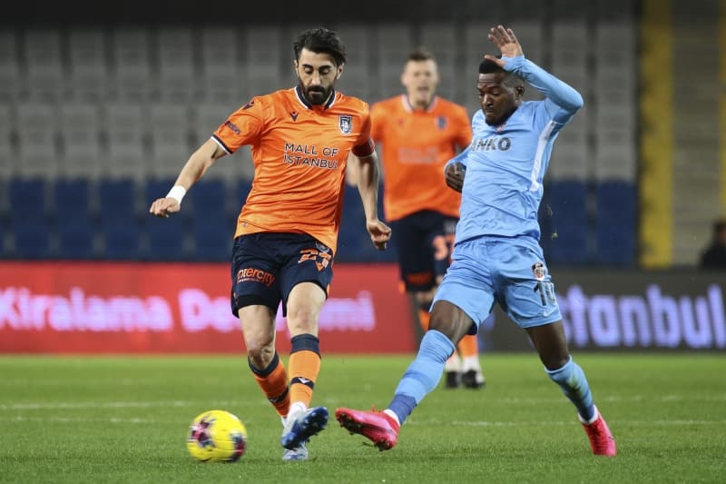 <p>&nbsp;'�ampiyon olduktan sonra eve giderken, arabada tek ba��may�m. 15-16 y�l �nceydi, bu kul�be girdi�im an� unutmam, �ok duygulan�yorum. Ayakkab�m y�rt�kt�, elimle d�zelttim ki insanlar g�rmesin, insanlar benimle alay etmesin<span >' ifadelerini kulland�.</span></p>