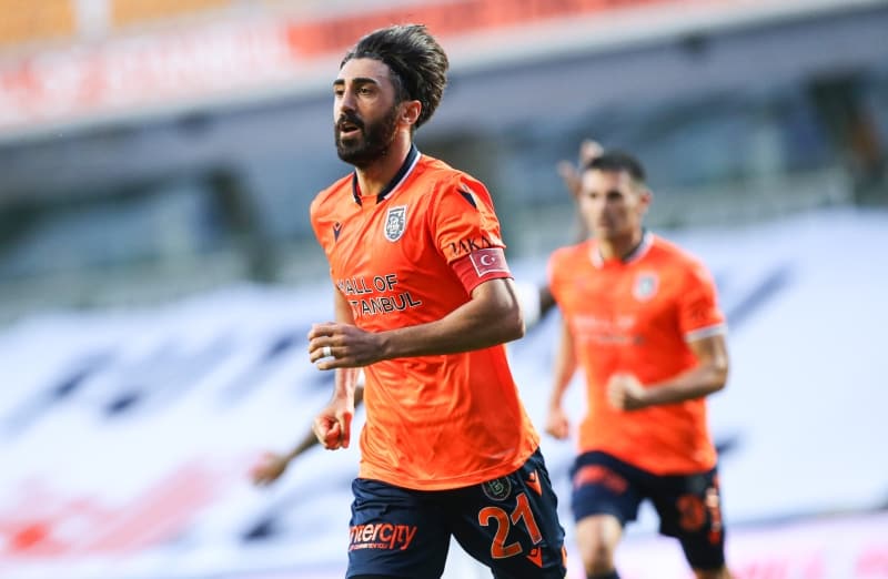 <p>G�m��da�;&nbsp;'S�per Lig'e y�kselmi�tik. Bir oyuncu ald�k. Tesisler daha bitmedi. Bana dediler ki, 'Ba�kan�m yat�racak yer yok' Dedim ki, 'Mahmut'a s�yleyin yere havlu serip yats�n'. Kime naz�m�z ge�er? Evlad�m�za. Bu �ocuk oralardan geldi. Mahmut, evlad�m�z.' mesaj�n� verdi.</p>