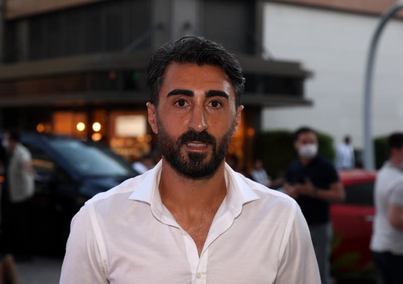 <p>Ba�ka bir kul�b�n se�melerine girse se�ilir miydi bilinmez ama di�er kul�plere devam edemeyece�i kesindi. 'O d�nemki maddi durumumuzdan dolay� Zeytinburnu d���na ��kmam �ok m�mk�n de�ildi' diyor Mahmut. 'Amat�r lisans�n paras�n� zor �demi�tik ama yine de devam ettim. Ben de para kazanmaya �al��t�m'</p>