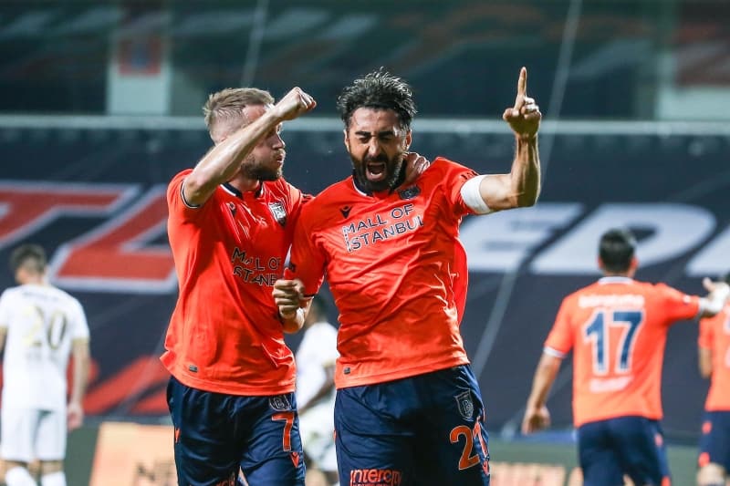 <p>1997 y�l� Mahmut i�in d�n�m noktas� oldu. Bir arkada��n�n formas�n� giydi�i Damlaspor'un se�melerine emanet kramponlarla giren tecr�beli futbolcu, iki gol at�nca kul�b�n kap�lar� da ona a��ld�.</p>