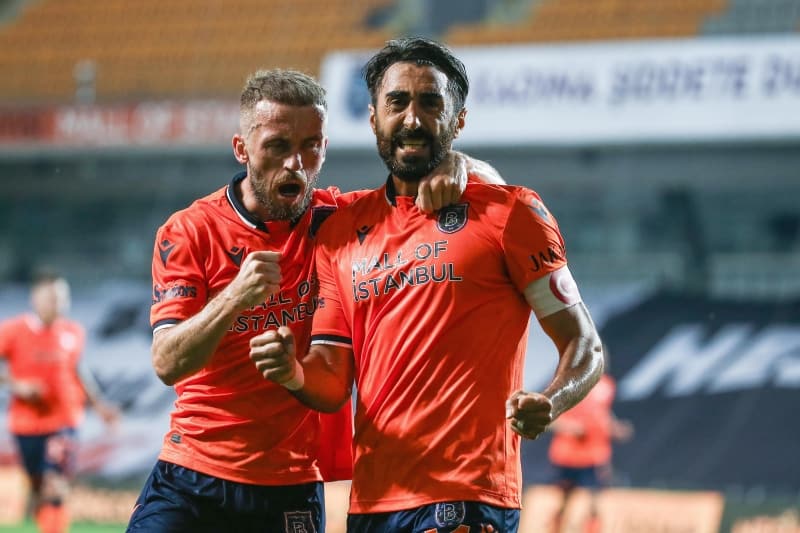 <p>Mahmut, hayat�n g�ld��� �ocuklardan de�ildi, �al��mas� laz�md�. Ailesine yard�m edebilmek, har�l���n� ��karabilmek i�in pazarlarda su satt�, tekstil at�lyelerinde baz� zamanlar da Veliefendi'de �al��t�. �stanbul'u kar�� kar�� dola�arak kerestecileri gezdi, atlar�n alt�na serilen tala�lar� toplad�.</p>