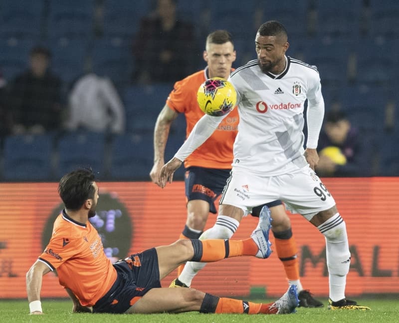 <p>�uvallardaki tala�lar g�zlerine girdi, nefesini kesti. Atlar�n bak�m� i�in sabahlar� bir�ok insan uyurken o saat 4'te kalkarak �al��maya ba�lad�. �stelik bunlar� altyap�da oynarken yapt�!</p>