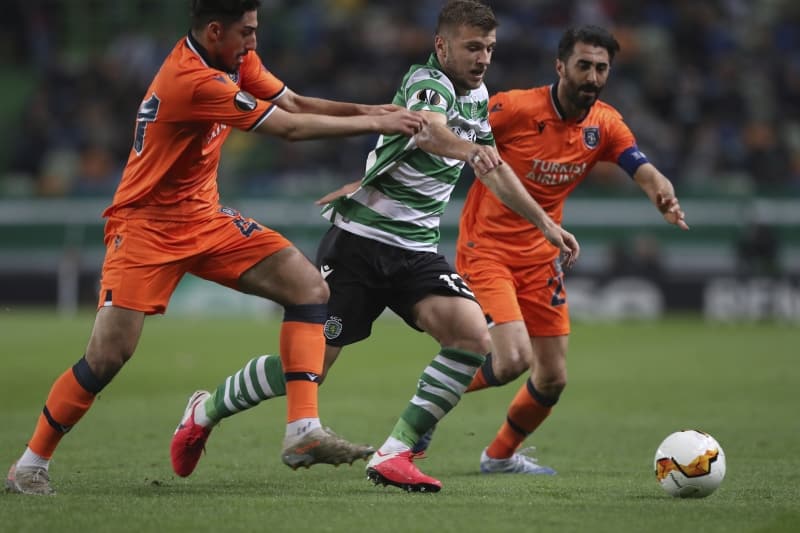 <p>�evresindeki bir�ok �ocuk gibi �al��an Mahmut'un futbol oynamas�na kar�� ��kanlar da yok de�ildi.</p>