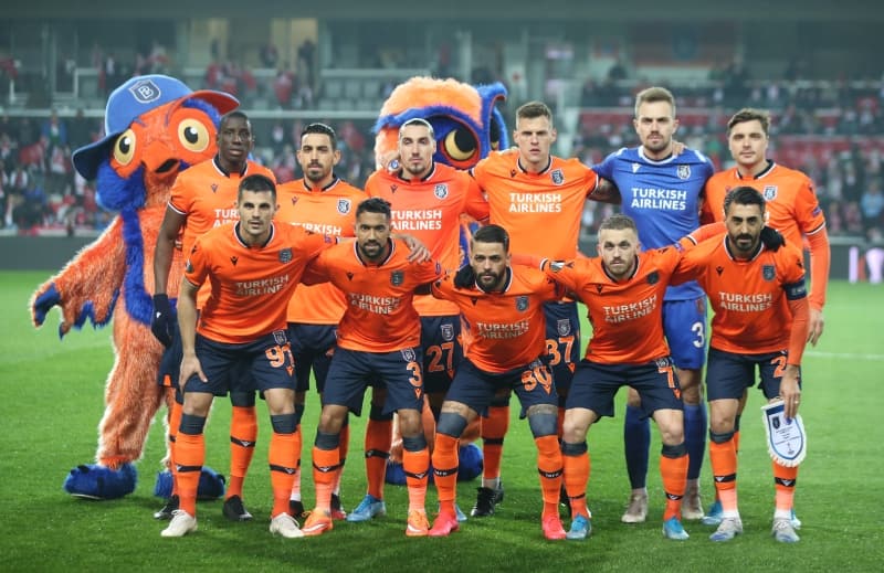 <p>Ailelerin durumu, iki futbolcuyu ta��yamayaca�� i�in o, hayalinin pe�inden ko�amad� kendisine Veliefendi'de bir kariyer plan� �izdi.</p>