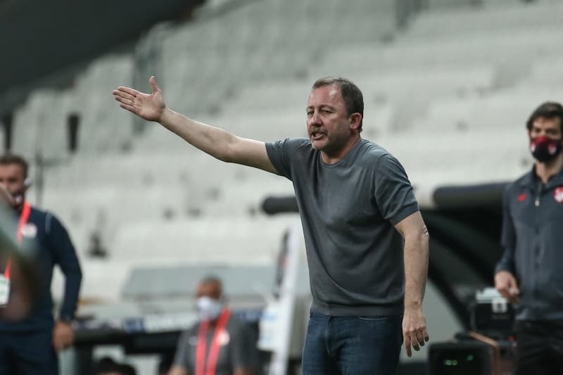 <p>Beşiktaş'ın transfer stratejisini de anlatan Yalçın, 'Ücret uygun olacak! Bonservis veremeyiz! Türkiye'den 4-5 tane tecrübeli oyuncu var konuştuğumuz, belki beğenmeyecekler eleştirecekler ama yapacak bir şey yok! Yurt dışından da 4-5 isimle görüşüyoruz. Kalede yabancı olmayacak, bu çok net!</p>