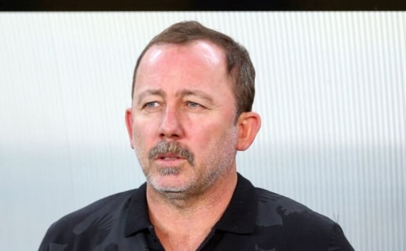 <p>Ersin'in yanına Türkiye'den bir tecrübeli kaleci yapacağız, bu net! 8 yabancı hakkımızı da saha içerisinde kullanacağız. Camiamız sabırlı olsun ve gerçekleri bilsin. Mevcut ekonomik şartlar itibariyle başkanla zaten fikir ayrılığına düşme şansımız yok' ifadelerini kullandı.</p>