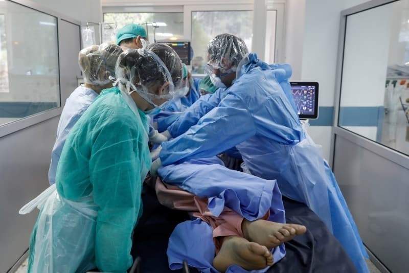 <p>Şu ana kadar 164 kişinin virüs nedeniyle yaşamını yitirdiği ülkede, toplam 105 bin 720 kişi ise sağlığına kavuştu.</p>