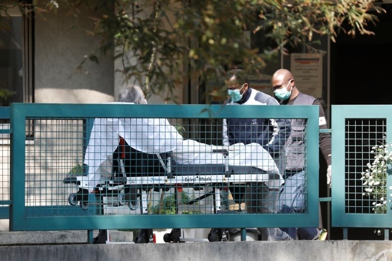 <p><b>KATAR</b></p><p><b><br></b></p><p>Katar Sağlık Bakanlığından yapılan açıklamaya göre, ülkede 398 kişide daha COVID-19 tespit edilmesiyle toplam vaka sayısı 109 bine çıktı.</p><p><br></p>