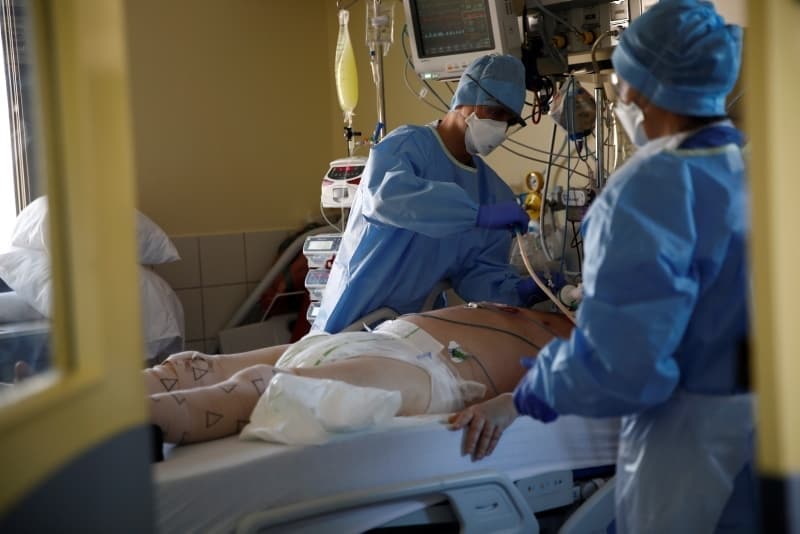 <p>Açıklamada, ülkede 2 bin 862 kişide daha virüs tespit edildiği, böylece vaka sayısının 107 bin 573'e çıktığı kaydedildi.</p>