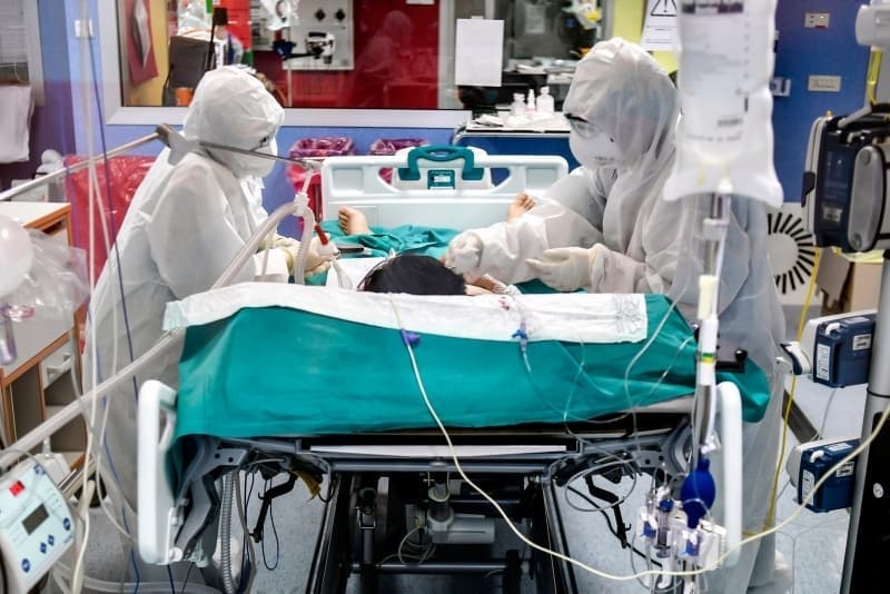 <p><b>RUSYA'DA VAKA SAYISI 806 BİNİ GEÇTİ </b></p><p><b><br></b></p><p>Yeni tip koronavirüs (COVID-19) tespit edilenlerin sayısı 806 bin 720’ye, ölü sayısı 13 bin 192’ye yükseldiği Rusya’da 1 Ağustos’tan itibaren başlayacak uluslararası uçuşlar öncesi turistik yerlerde hareketlilik başladı.</p><p><br></p>