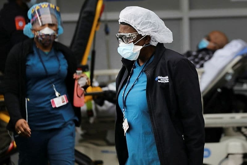 <p>Suudi Arabistan Sağlık Bakanlığından yapılan yazılı açıklamada, COVID-19 nedeniyle ülke genelinde 31 kişinin daha yaşamını yitirdiği ve 2 bin 201 yeni vaka tespit edildiği belirtildi.</p><p>Açıklamada, son verilerle virüs kaynaklı can kaybının 2 bin 703'e, vaka sayısının da 264 bin 973'e çıktığı aktarıldı.</p><p><br></p>