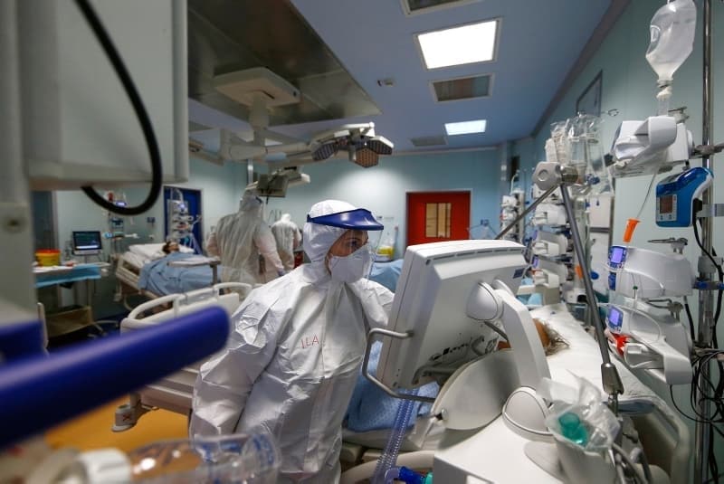 <p>Başkent Moskova’da turistlerin hediyelik eşya için tercih ettiği Izmailovsky Kremlin’de işyerleri, ziyaret alanları mesafe ve hijyen kurallarına uygun olarak açılmaya başladı.</p>